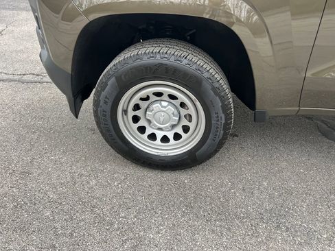 Used 2024 Chevrolet Colorado W/T image 27