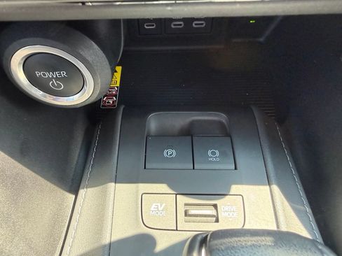 Used 2024 Toyota Venza LE AWD/4WD image 30