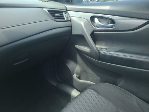 Used 2020 Nissan Rogue SV FWD image 21