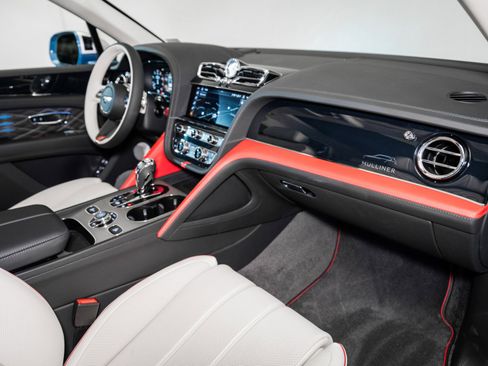 Used 2025 Bentley Bentayga Extended Wheelbase image 4