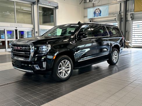 Used 2023 GMC Yukon XL SLT w/ SLT Premium Package AWD/4WD image 2
