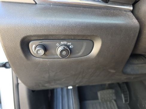 Used 2021 Chevrolet Traverse LS FWD image 15