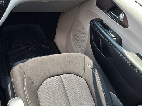 Used 2021 Chrysler Voyager LX image 11