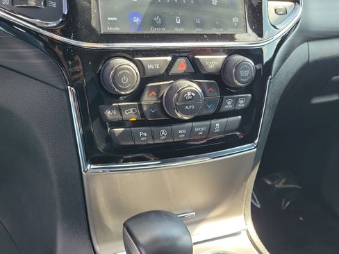 Used 2020 Jeep Grand Cherokee Altitude image 27