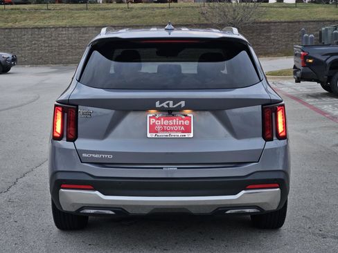 Used 2024 Kia Sorento S image 5