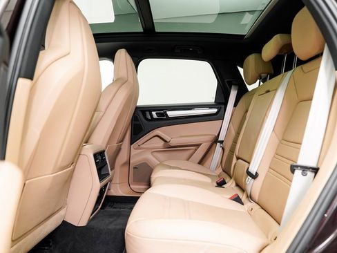 Certified 2023 Porsche Cayenne Platinum Edition image 25