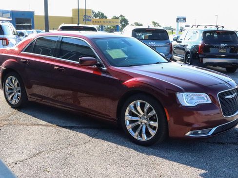 Used 2016 Chrysler 300 Limited RWD image 3