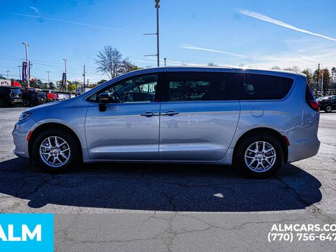 Used 2024 Chrysler Pacifica Touring-L FWD image 10