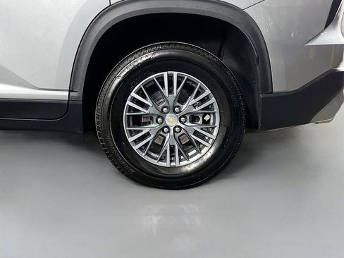 Used 2025 Chevrolet Traverse LT image 32