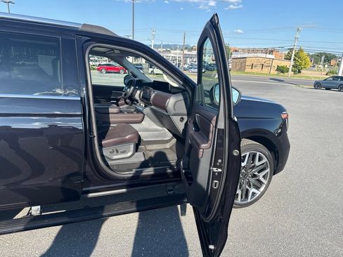 Used 2025 Ford Expedition Platinum w/ Platinum Ultimate Package AWD/4WD image 26