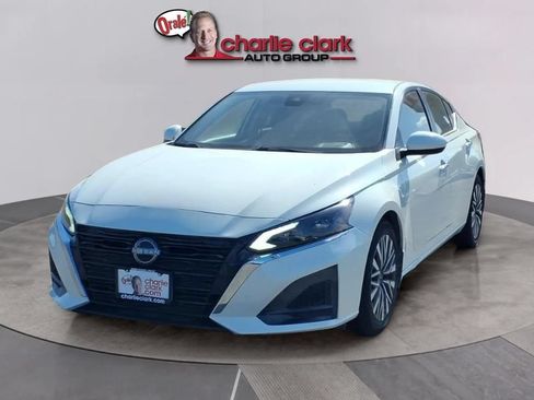 Used 2023 Nissan Altima 2.5 SV FWD image 1