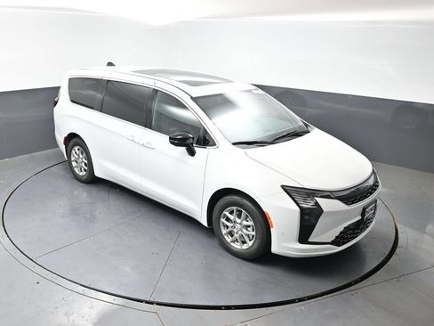 New 2027 Chrysler Pacifica Select FWD image 32