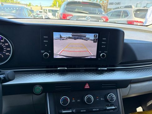 Certified 2022 Kia Carnival LX FWD image 9