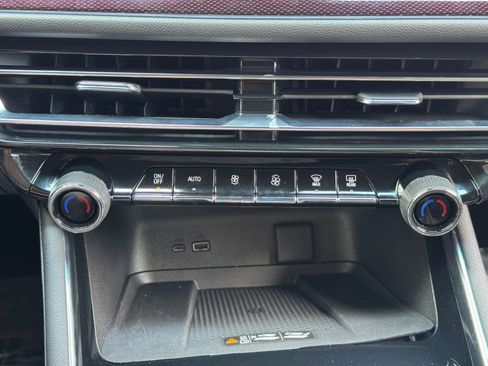 Used 2025 Chevrolet Traverse Z71 w/ Enhanced Driving Package AWD/4WD image 31