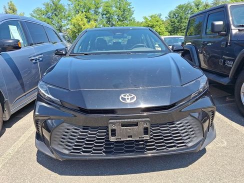 Used 2025 Toyota Camry SE FWD image 2