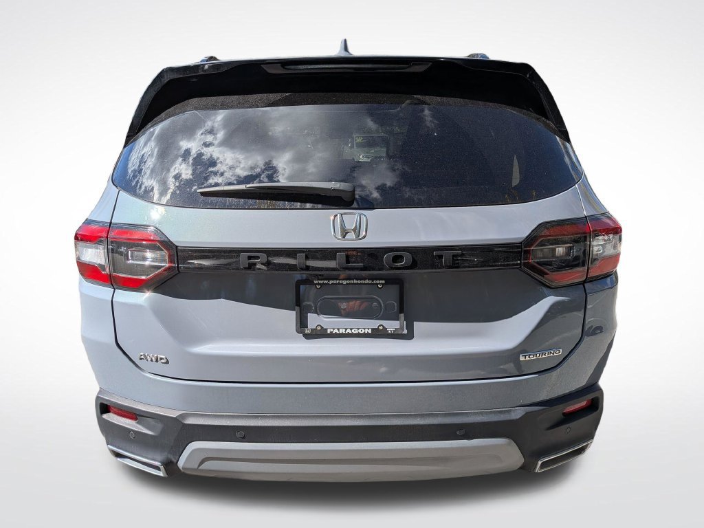 Used 2025 Honda Pilot Touring image 4