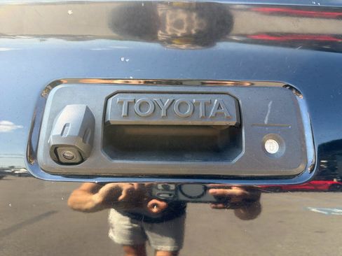 Used 2018 Toyota Tacoma TRD Sport AWD/4WD image 17