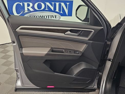 Used 2022 Volkswagen Atlas SE FWD image 2