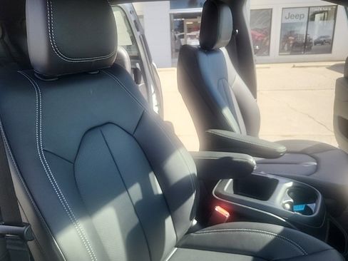 New 2026 Chrysler Pacifica Select image 21