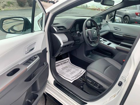 Used 2024 Toyota Sienna XSE FWD image 4