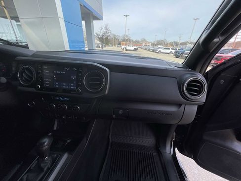 Used 2021 Toyota Tacoma TRD Sport w/ Technology Package image 27