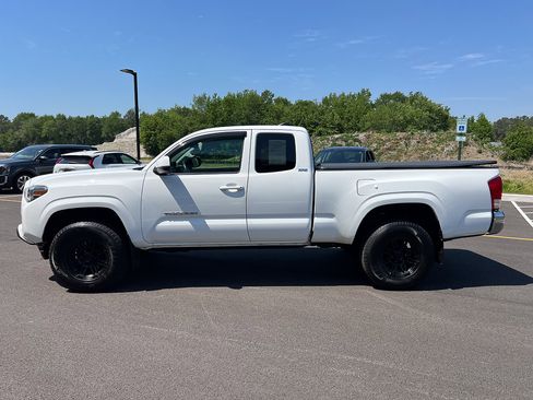 Used 2016 Toyota Tacoma SR5 RWD image 2