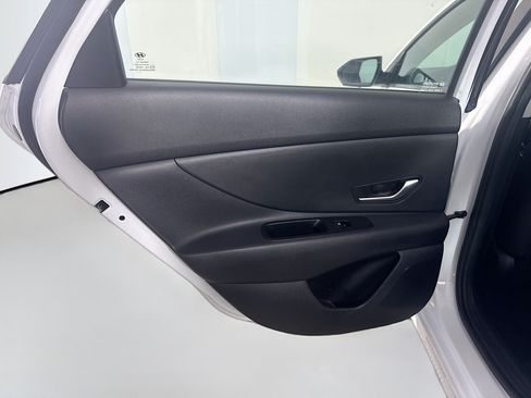 Used 2022 Hyundai Elantra SE FWD image 25