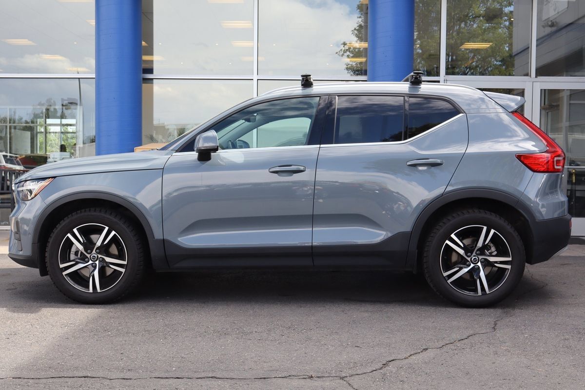 Used 2023 Volvo XC40 B5 Plus AWD/4WD image 2