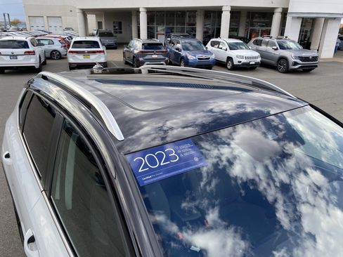 Used 2023 Volkswagen Taos SE w/ Panoramic Sunroof Package FWD image 10