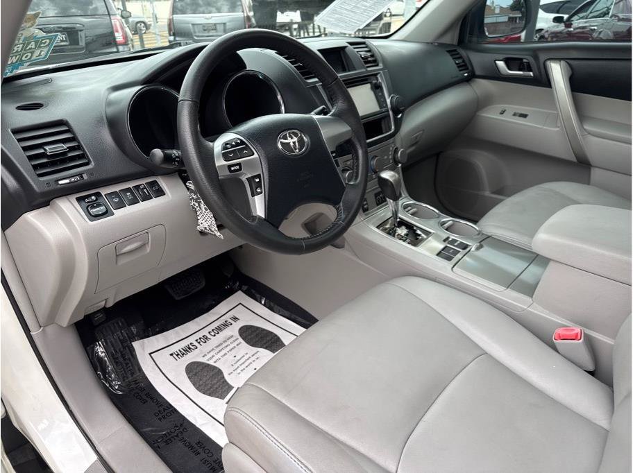 Used 2013 Toyota Highlander SE FWD image 16