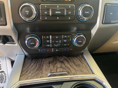 Used 2019 Ford F250 Lariat w/ Lariat Ultimate Package AWD/4WD image 19