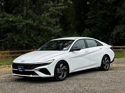 Used 2025 Hyundai Elantra Sport FWD image 4