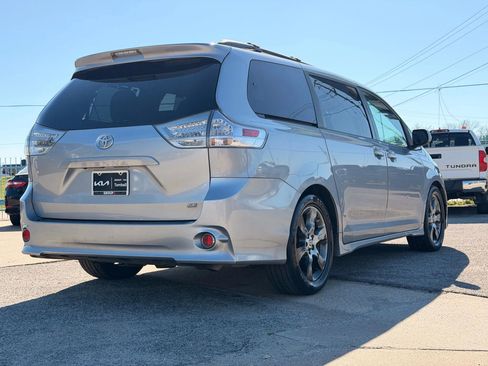 Used 2012 Toyota Sienna SE image 3