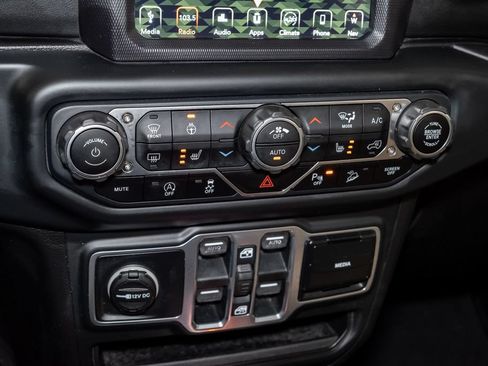 Used 2018 Jeep Wrangler Unlimited Sahara AWD/4WD image 18