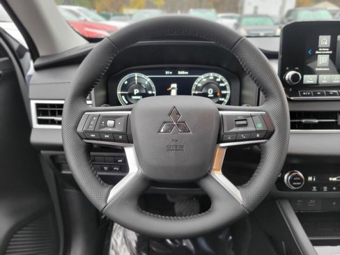 New 2025 Mitsubishi Outlander SE image 26