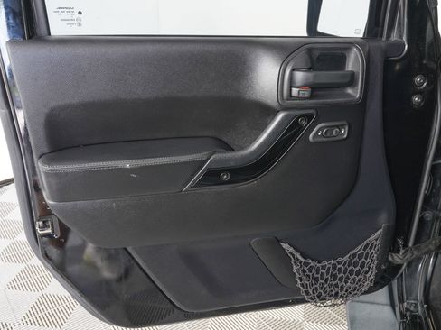 Used 2014 Jeep Wrangler Unlimited Sahara image 14