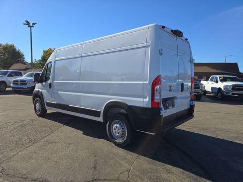 Used 2025 RAM ProMaster 2500 w/ Convenience Group image 3