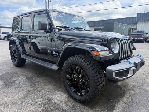 Used 2023 Jeep Wrangler Unlimited Sahara w/ Cold Weather Group AWD/4WD image 16