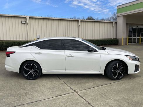 Used 2023 Nissan Altima 2.5 SR w/ SR Premium Package image 2