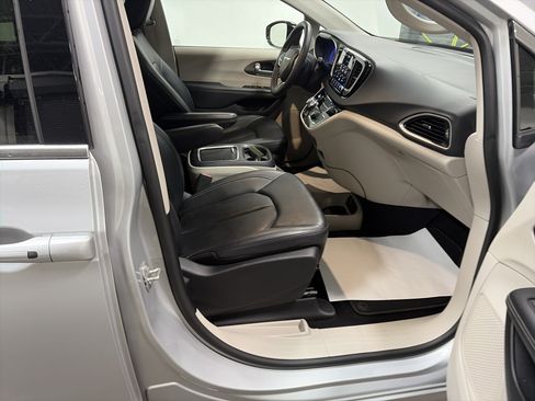 Used 2024 Chrysler Pacifica Touring-L FWD image 31