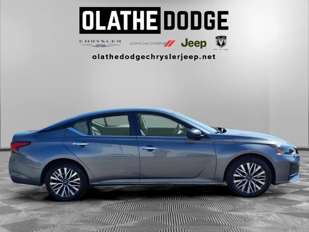 Used 2025 Nissan Altima 2.5 SV FWD image 30