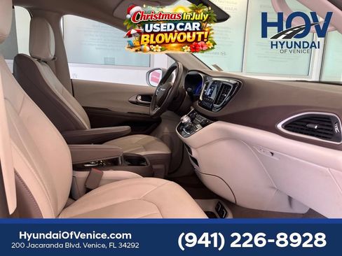 Used 2019 Chrysler Pacifica Touring-L w/ Premium Audio Group FWD image 13