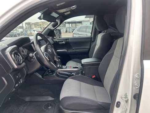 Used 2022 Toyota Tacoma TRD Sport w/ Technology Package image 13