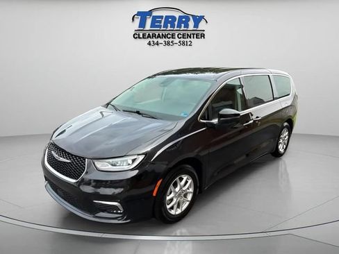 Used 2023 Chrysler Pacifica Touring-L FWD image 3