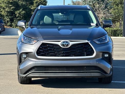 Used 2023 Toyota Highlander XLE image 9