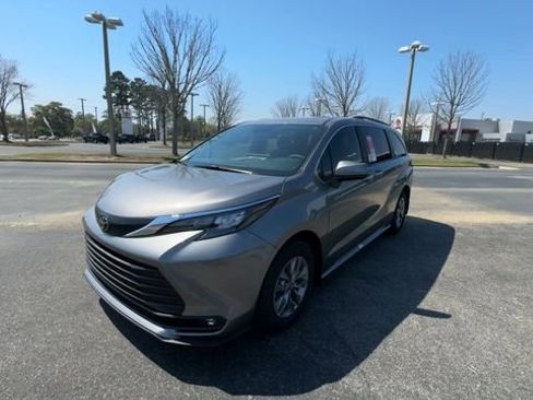 New 2026 Toyota Sienna XLE image 6