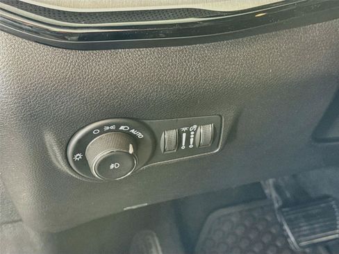 Used 2025 Jeep Compass Trailhawk AWD/4WD image 4