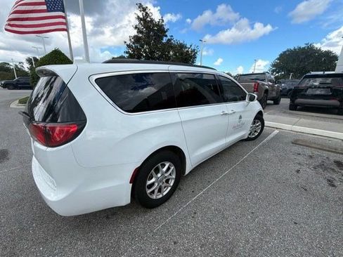 Used 2020 Chrysler Pacifica Touring FWD image 8