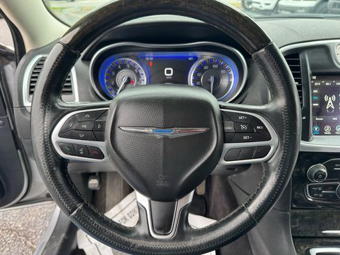Used 2017 Chrysler 300 C image 18