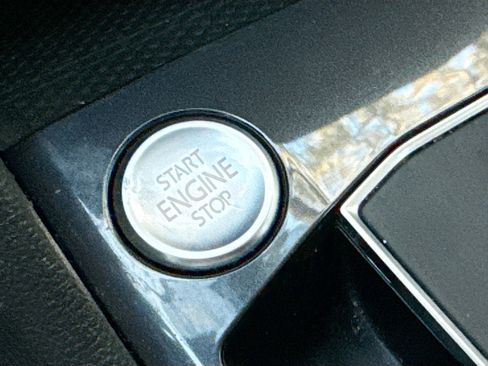 Used 2021 Volkswagen Tiguan SE w/ Panoramic Sunroof Package image 35